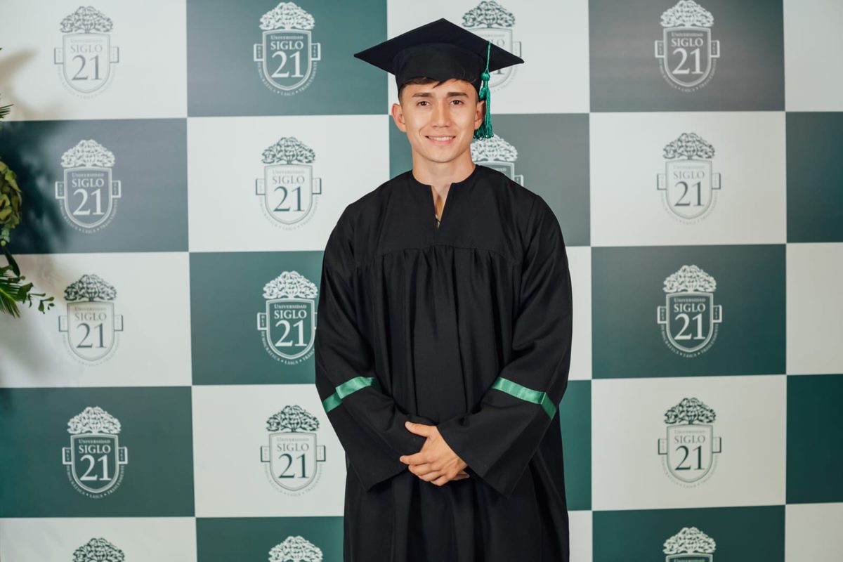 Martín Liñado con el traje de egresado de la Universidad Empresarial Siglo XXI