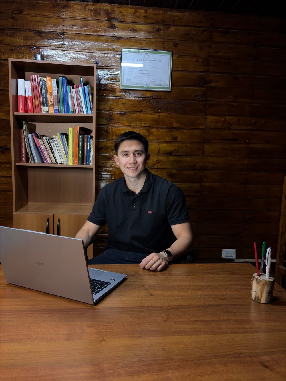 Martín Liñado en su estudio de General Roca