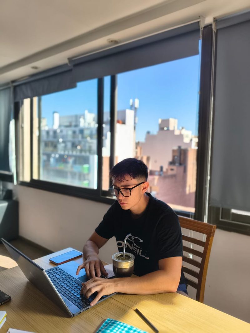 Martín Liñado trabajando durante su pasantía